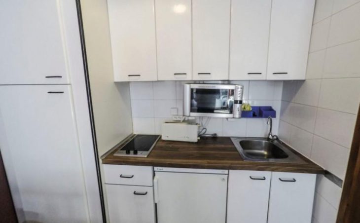 Manzano Apartments, Pas de la Casa, Kitchenette